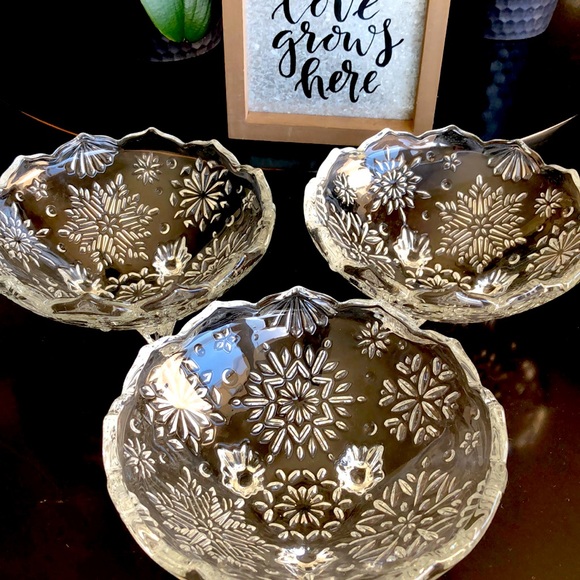 Mikasa Crystal 3 footed 6” snowflake star design bowl! Perfect side salad/snacks - Picture 1 of 8
